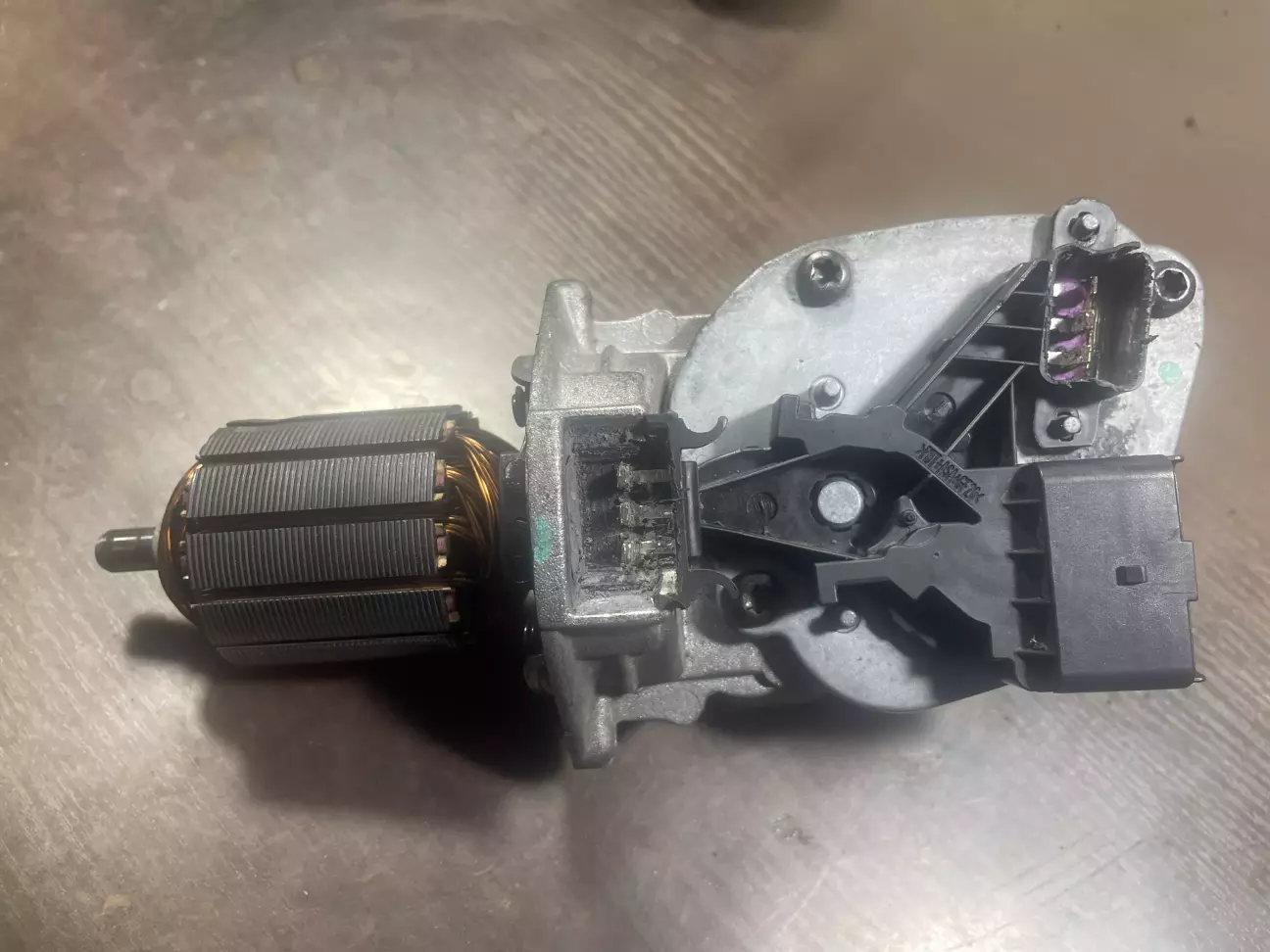 Знявши кришку якоря бачимо майже відсутність щіток