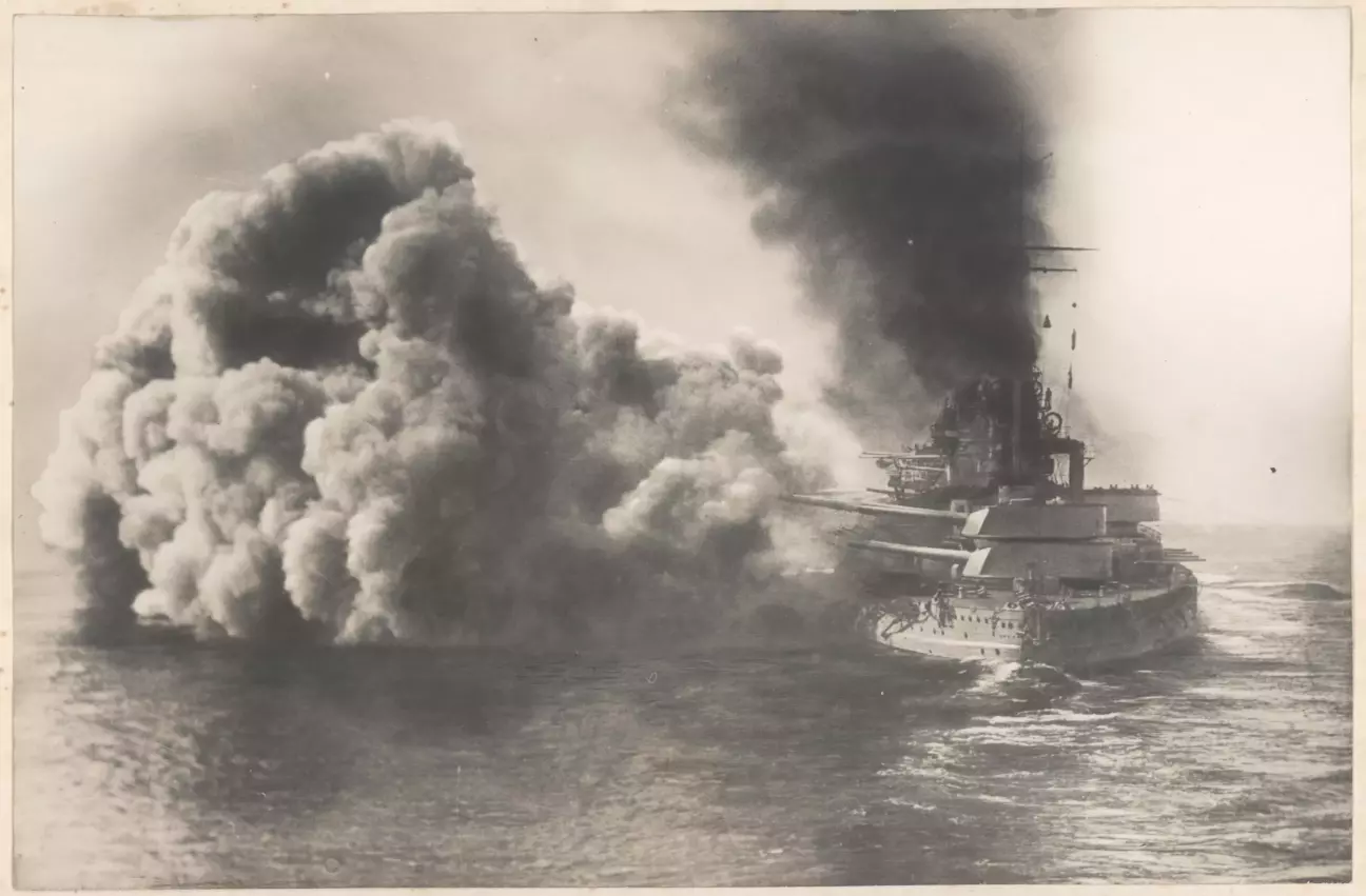 німецький лінкор Кайзер веде вогонь