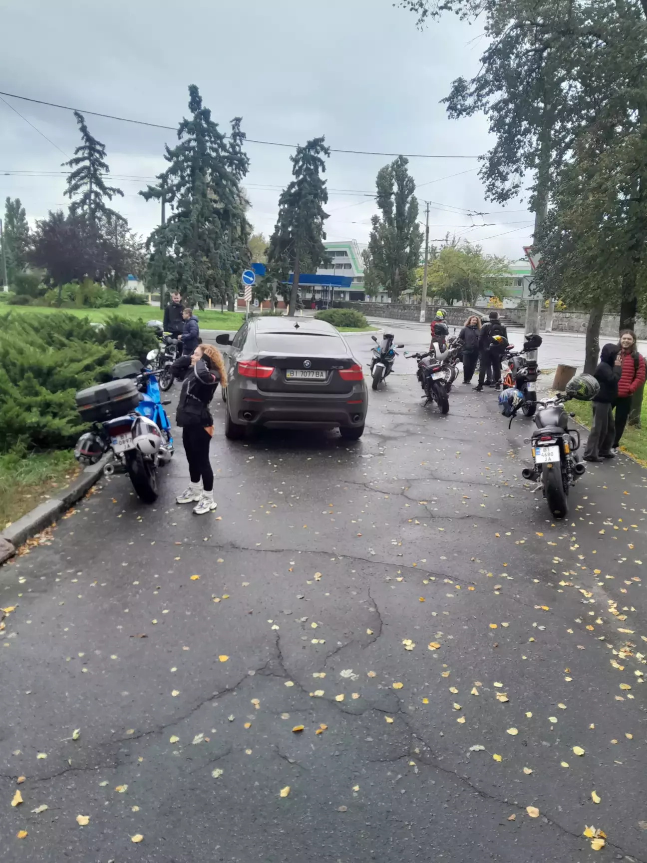 Погодка  пасмурна і сира, спочатку народу було не густо