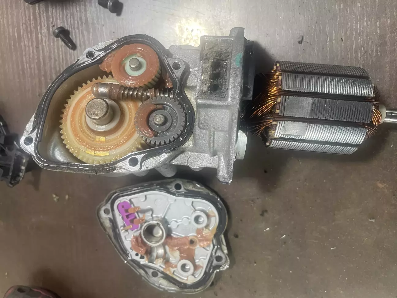 Треба вийняти дві шестерні, щоб витягти якір.