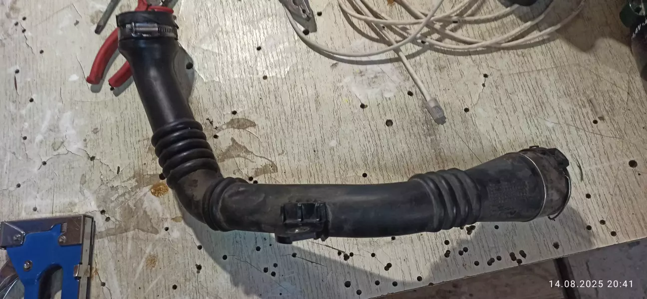 Це вже знятий патрубок після ремонту