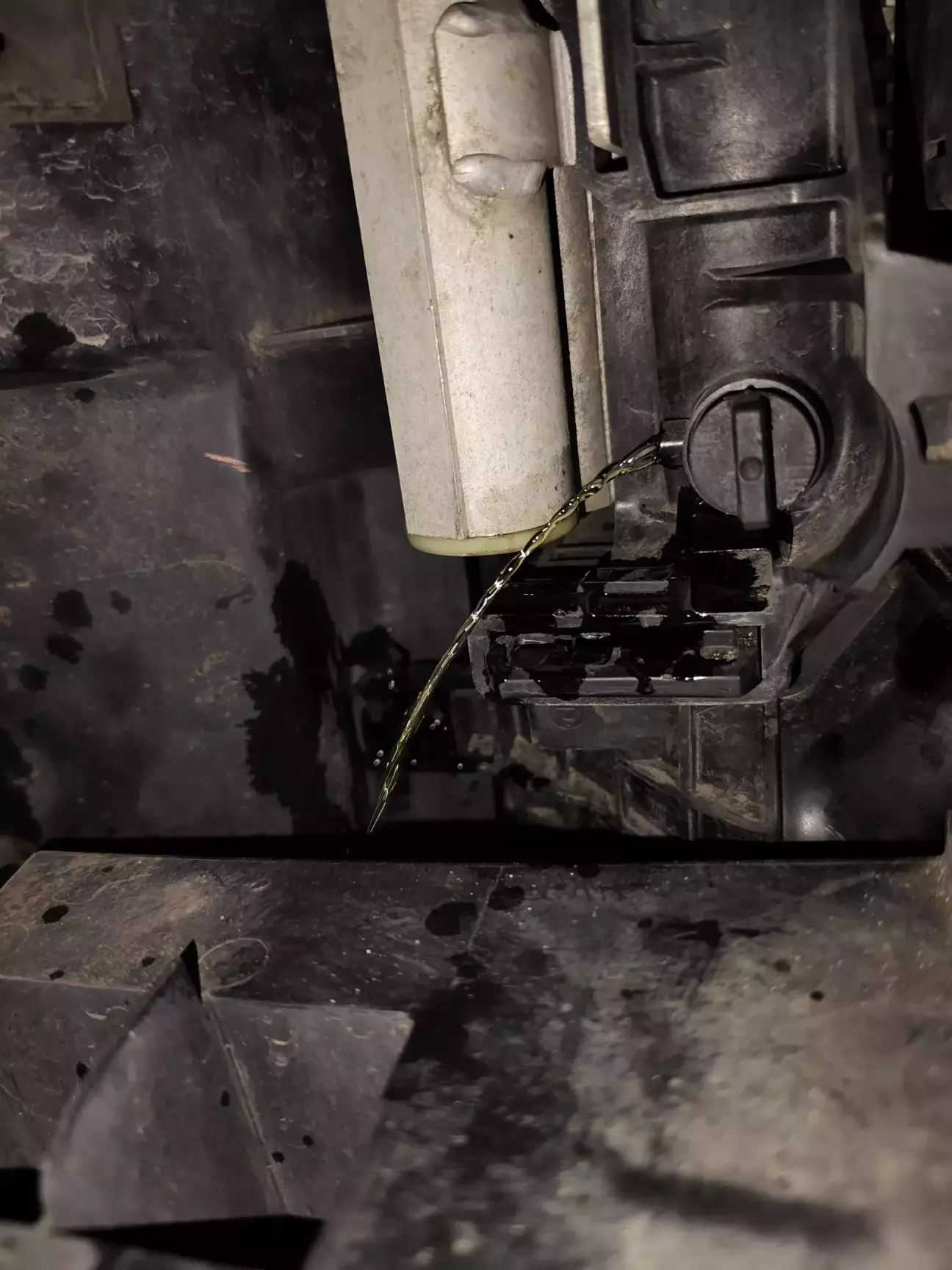 Кран зливу на радіаторі( 90 градусів вліво, потім на себе і знову 90 вліво)