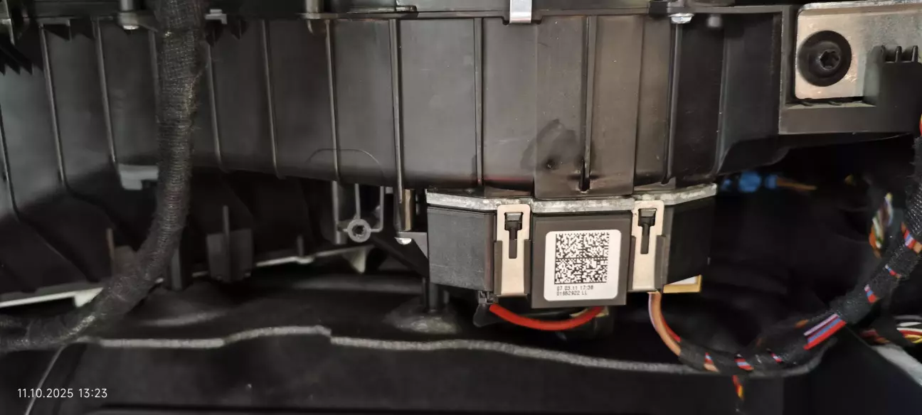 Тут справа і зліва є два гвинти