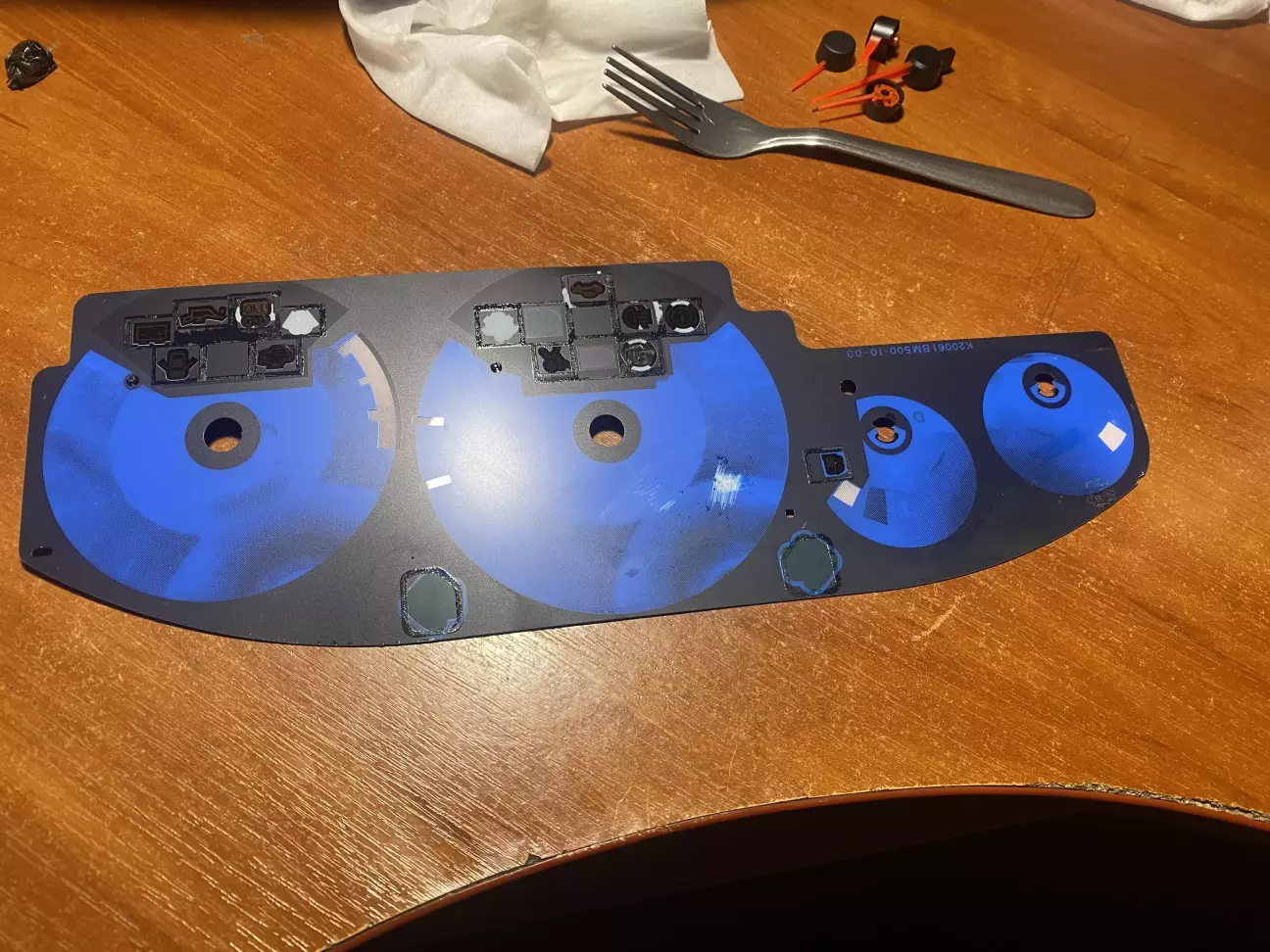 Багато хто писав що знімається рідиною від лаку, скажу що ні..я, прийшлось шкребти)