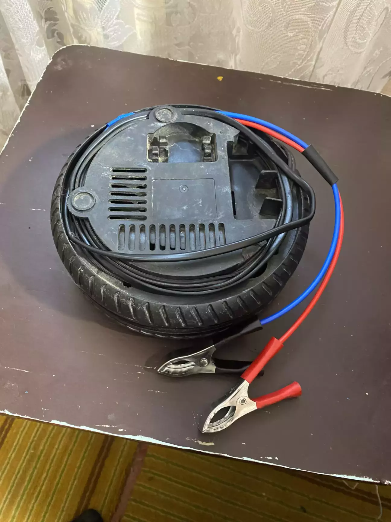 Додав 1.5 метри проводу, замінив розʼєм від прикурювача на «крокодили», на мою думку надійніше)