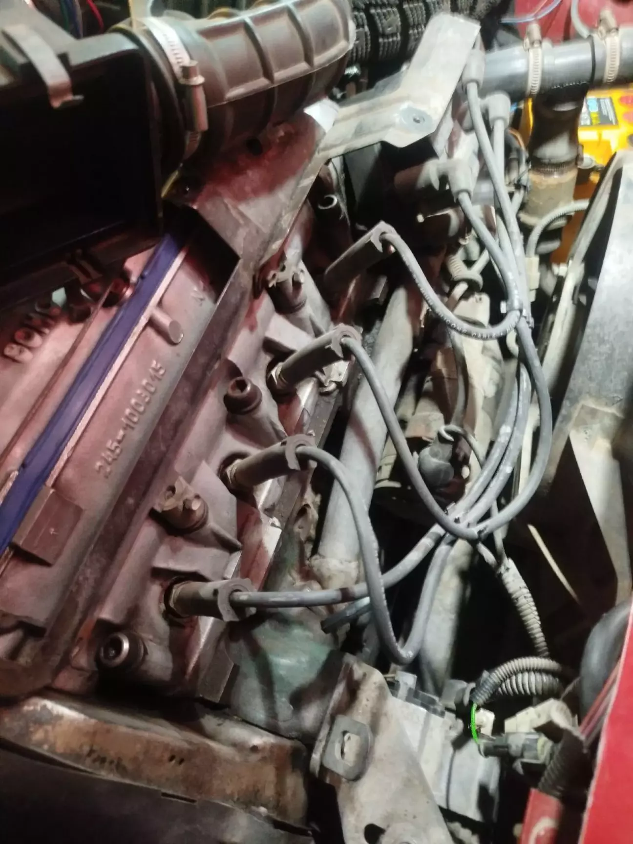 Пару слів про синю прокладку кришки клапанів 🟦 Після чистки та заміни прокладки я періодично заглядав під капот, щоб перевірити, чи нема масляних патьоків з-під прокладки. Як показала практика — ніхто нічого не підтікає, все відмінно ✅