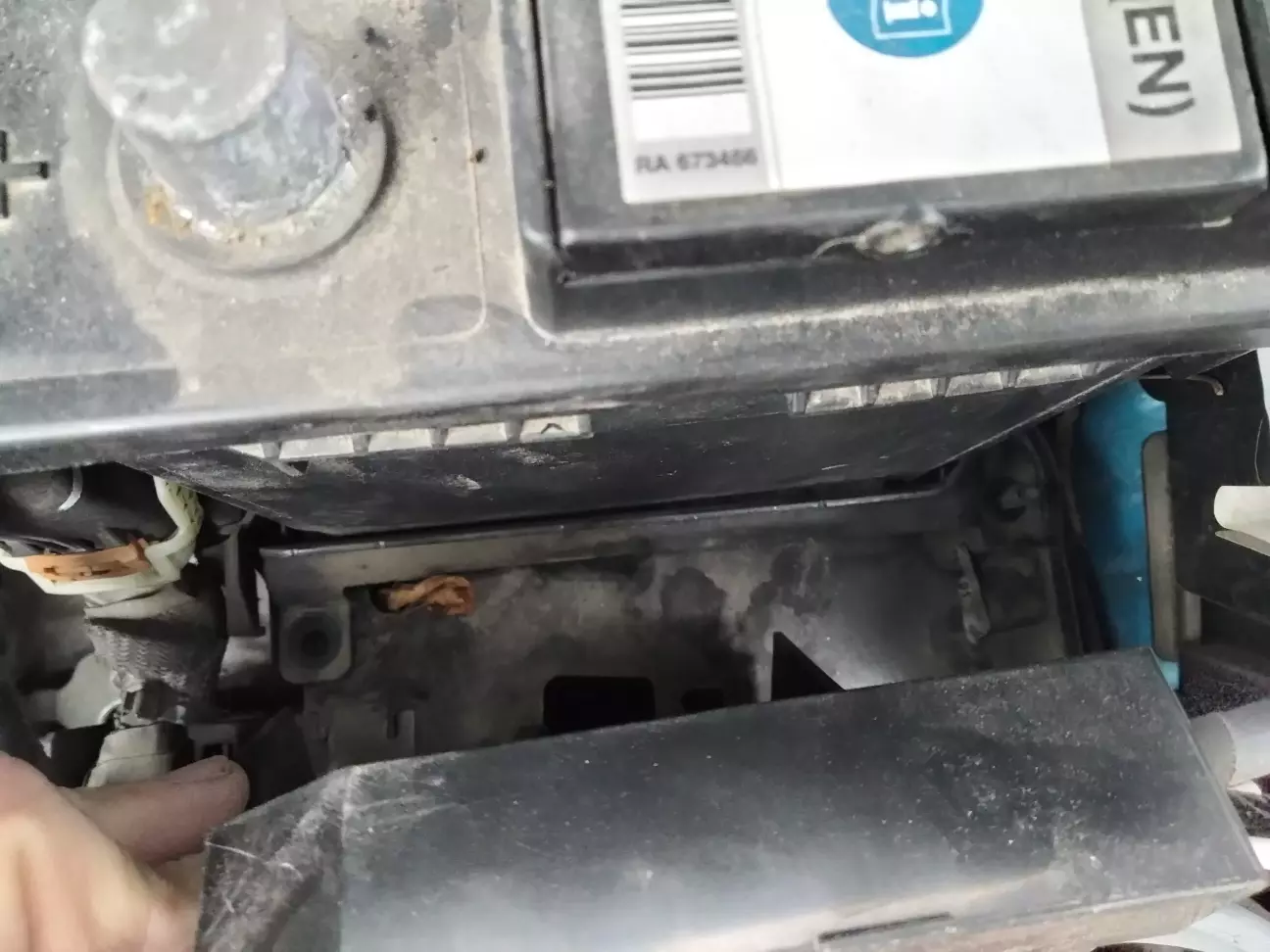 Головкою на 10 викручуємо гайку та гвинт, знімаємо планку