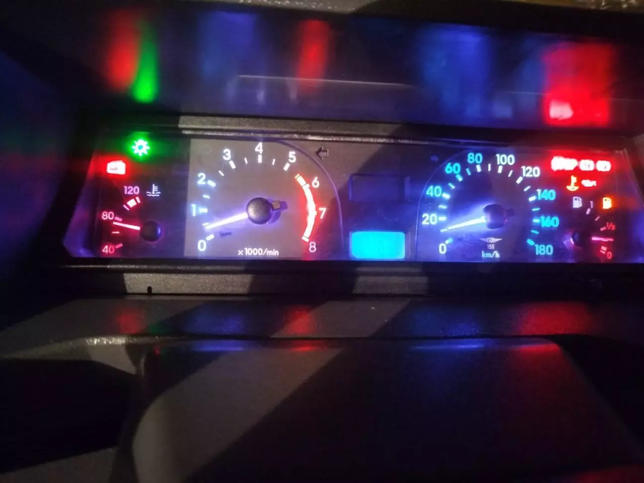Ось, що я замітив їхаючи ввечері додому. Тахометр знову бреше, і до нього ще й спідометр добавився