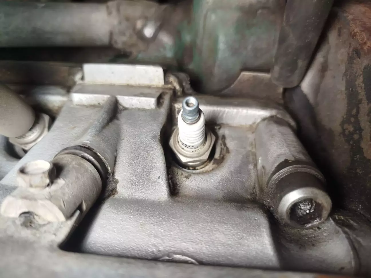 Почав з першого циліндра 🔧 Бронепровід відкидати всі не став — у цьому немає потреби. Відкинув лише один, вийняв свічку, оглянув її і зібрав усе в зворотній послідовності 🔄