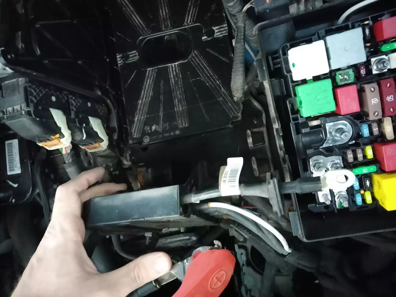 Знімаємо провід, відводимо блок