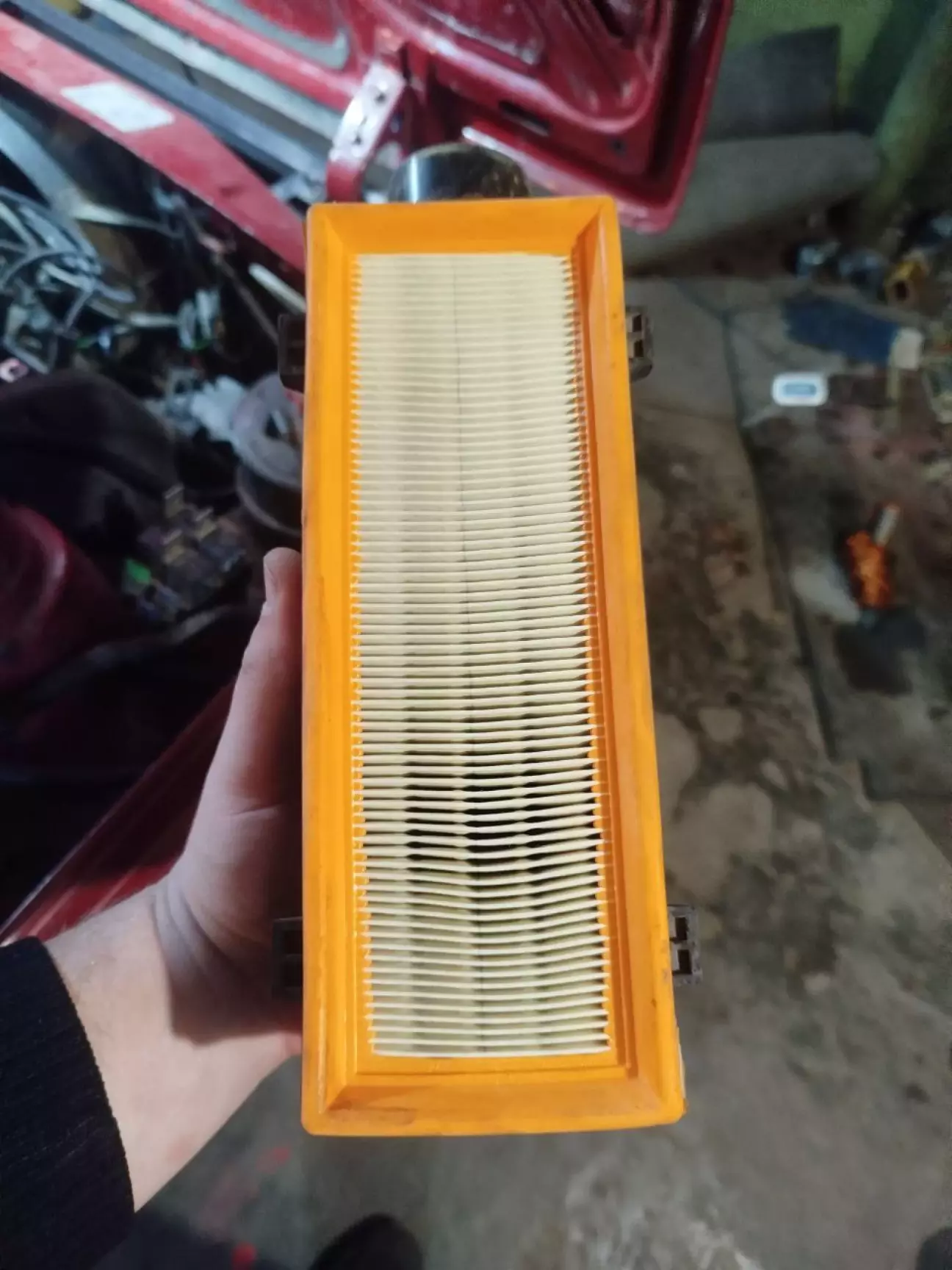 До речі, після заміни сапуна, патрубка картерних газів та прокладки маслорозподільника, з наступним чисткою кришки клапанів, на повітряному фільтрі більше масляних плям не виявлено ✅