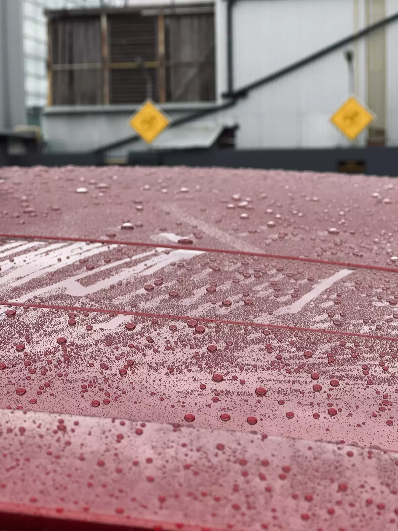 Ось так збираються крапельки в дощ та після мийки