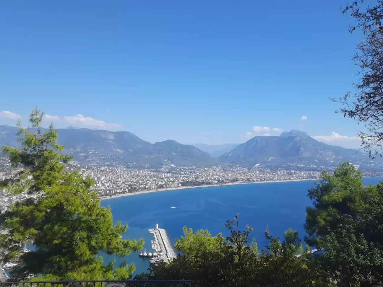 Місто Аланья вид з замку який на горі.