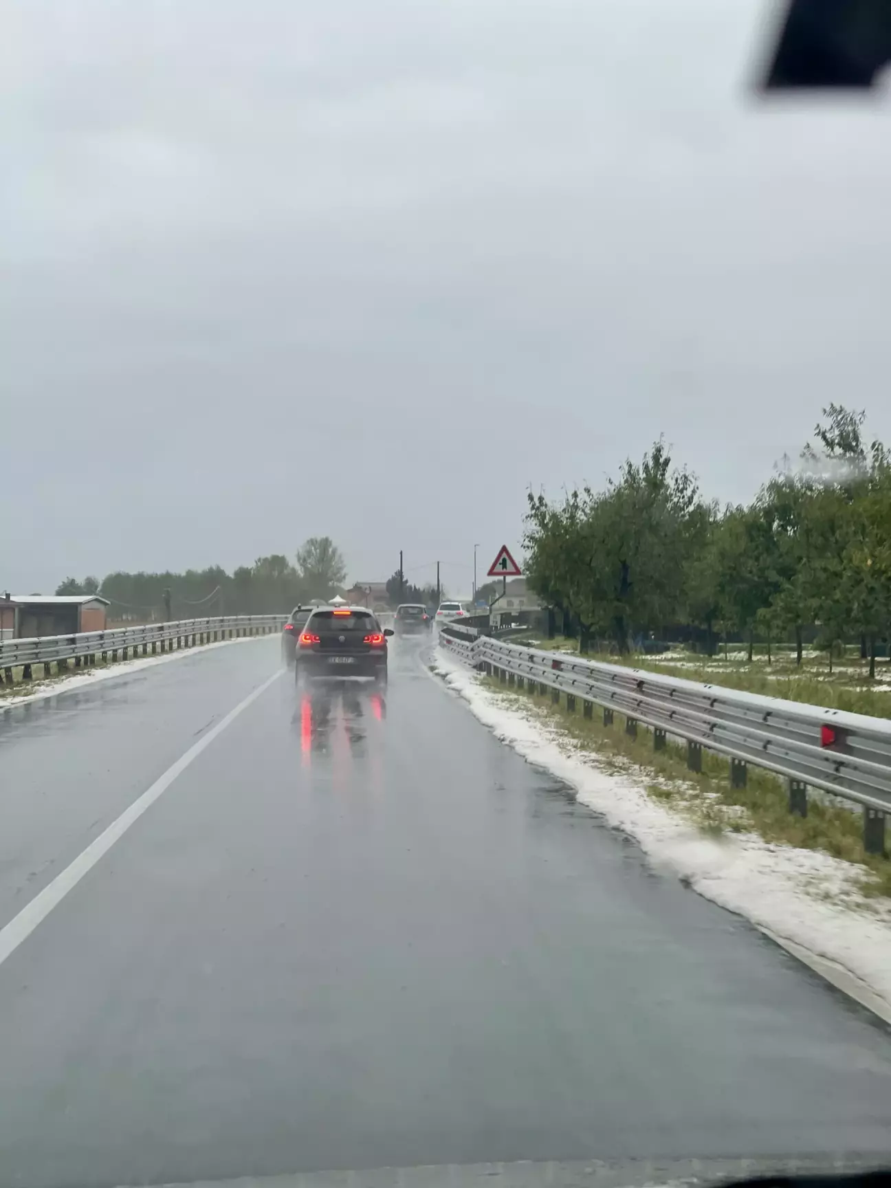 Здогадався зняти коли вже майже все розтануло. Не дарма місцеві вже всі на зимовій їздять .