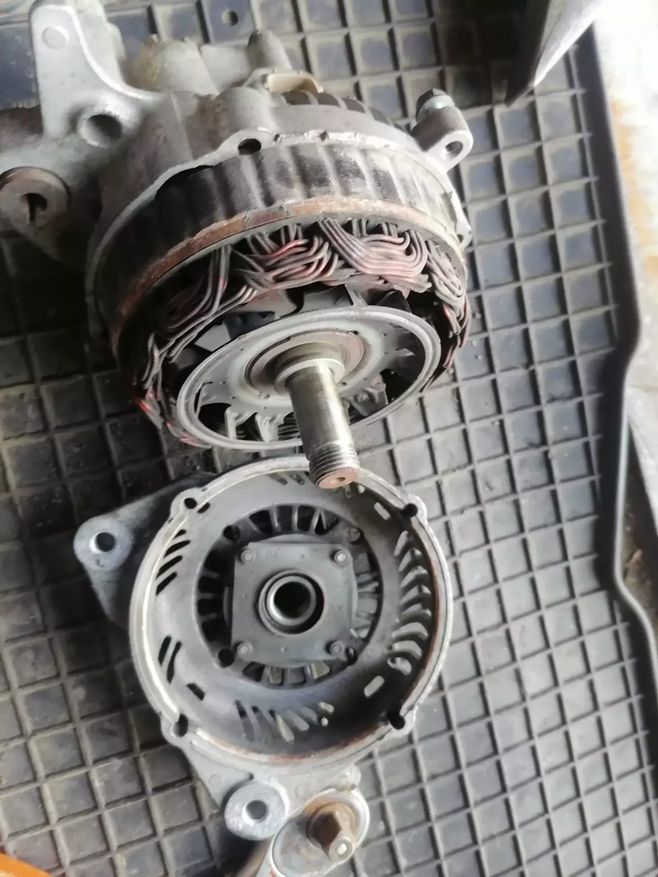 Знімаємо передню кришку генератора. Для цього легенько простукуємо кришку молоточком