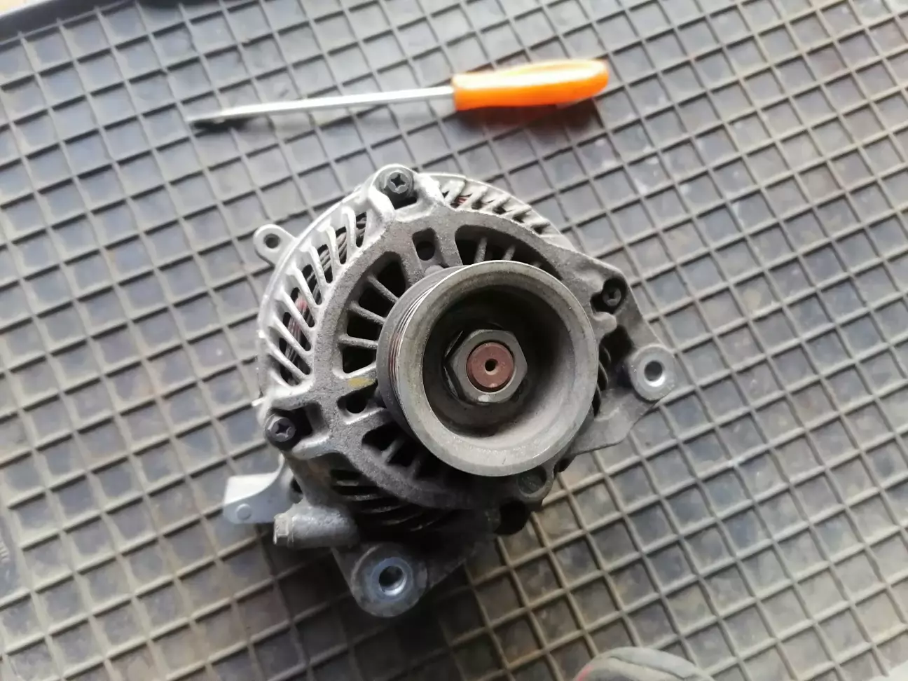 Знімаємо генератор. Зверху утримується на довгій шпильці. Знизу - болт.