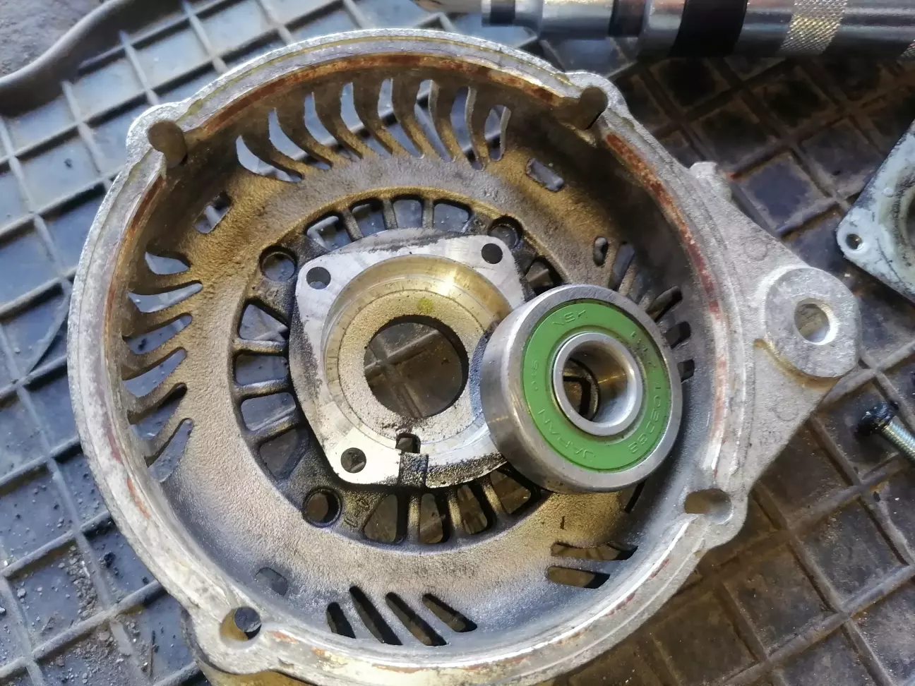 Беремо головку на 19 і декількома несильними ударами підшипник вибиваємо.