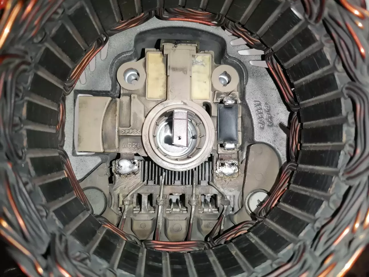 Ставимо регулятор на місце та припаюємо контакти.