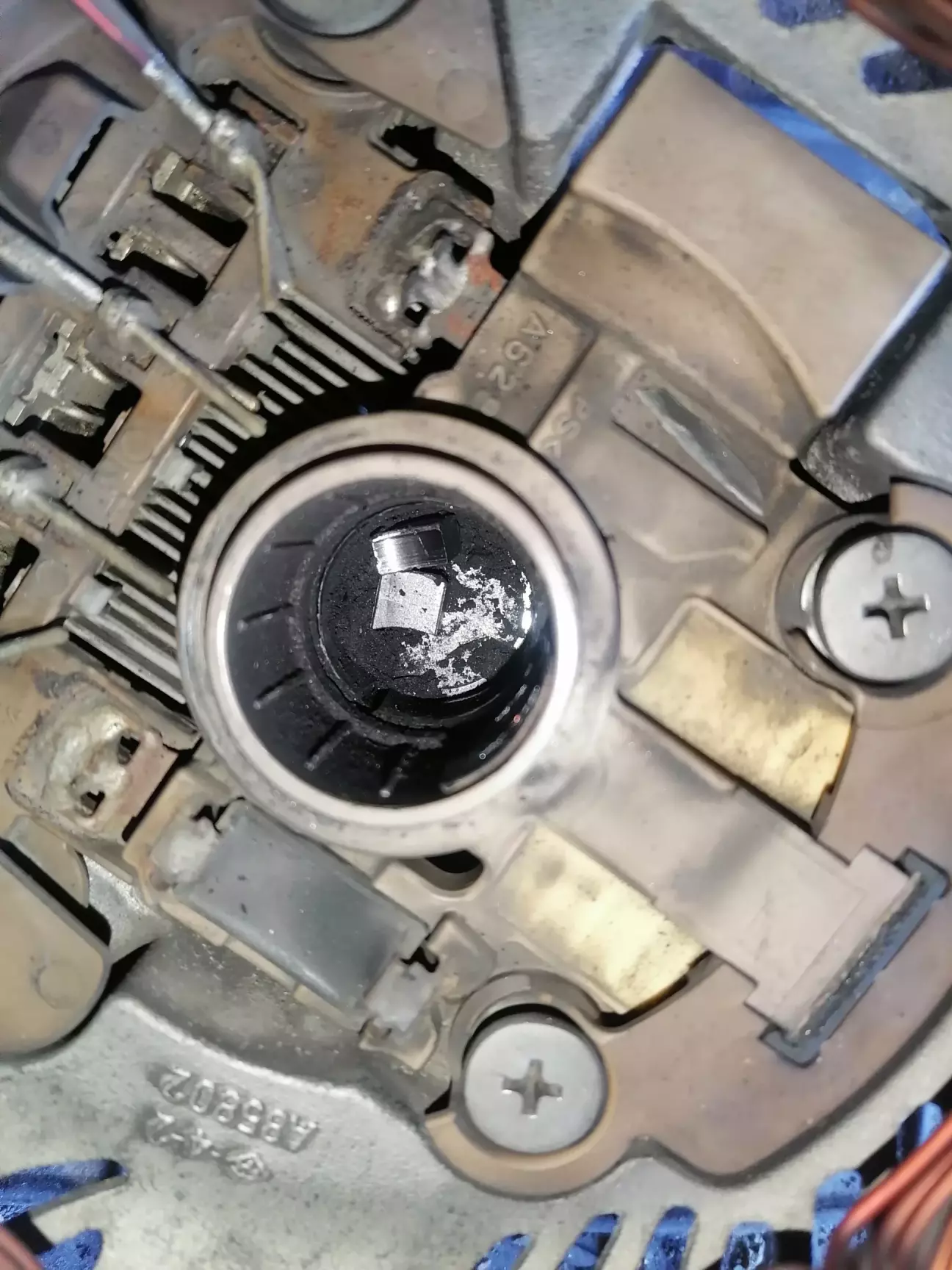 Бачимо що щітки всьо. Вчасно я поліз. Навіть залишок міряти сенсу нема. Мінімальний залишок 5 мм. Довжина нових 19 мм.