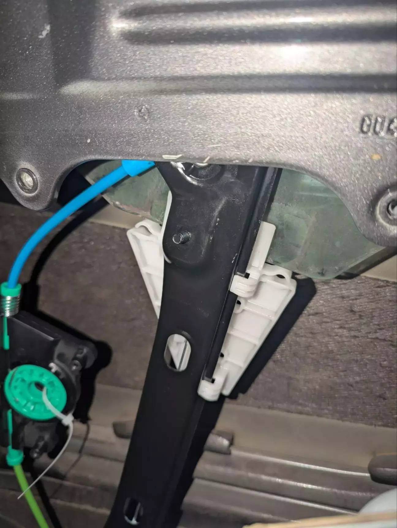 Ставимо новий механізм склопідіймача і все працює) та збираємо в зворотньому напрямку