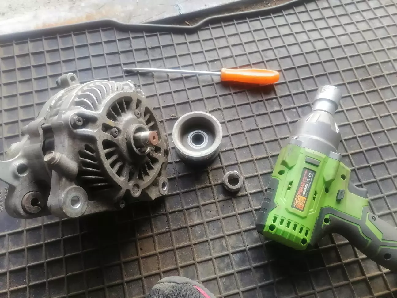 Гайковертом та головкою на 24 без проблем викручуємо гайку