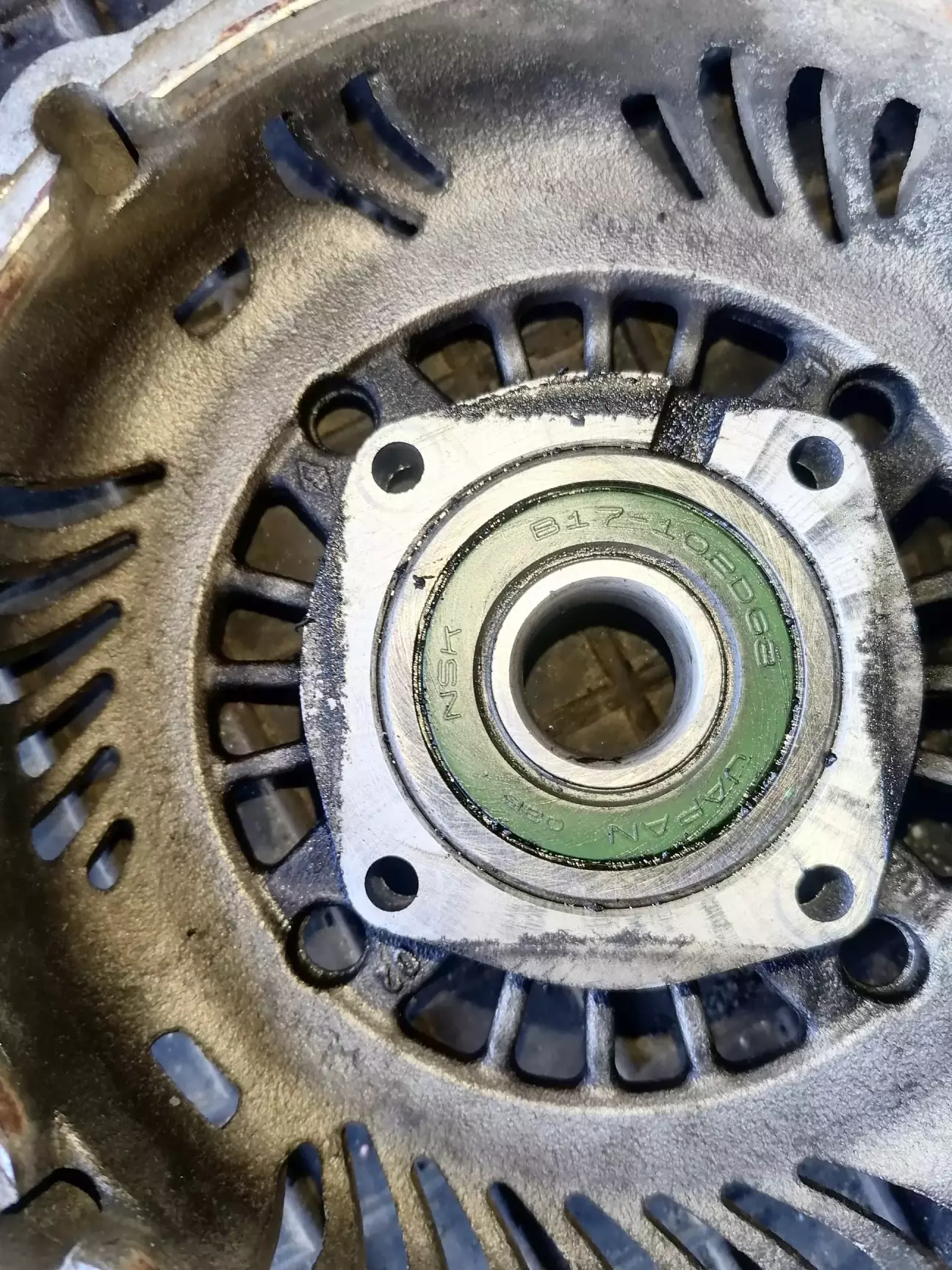 Знімаємо і бачимо що рідний підшипник NSK