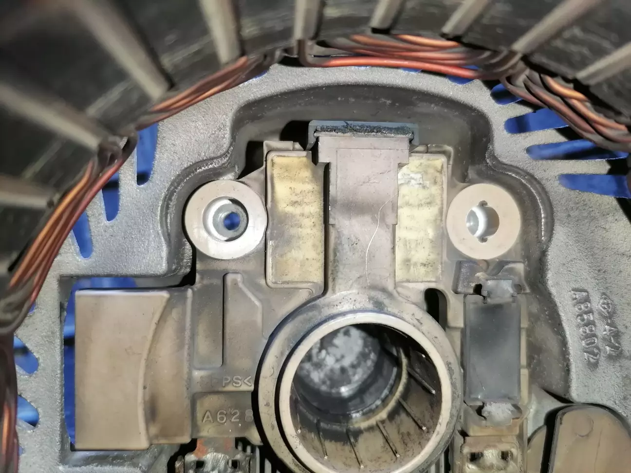 Відкручені болтики регулятора напруги