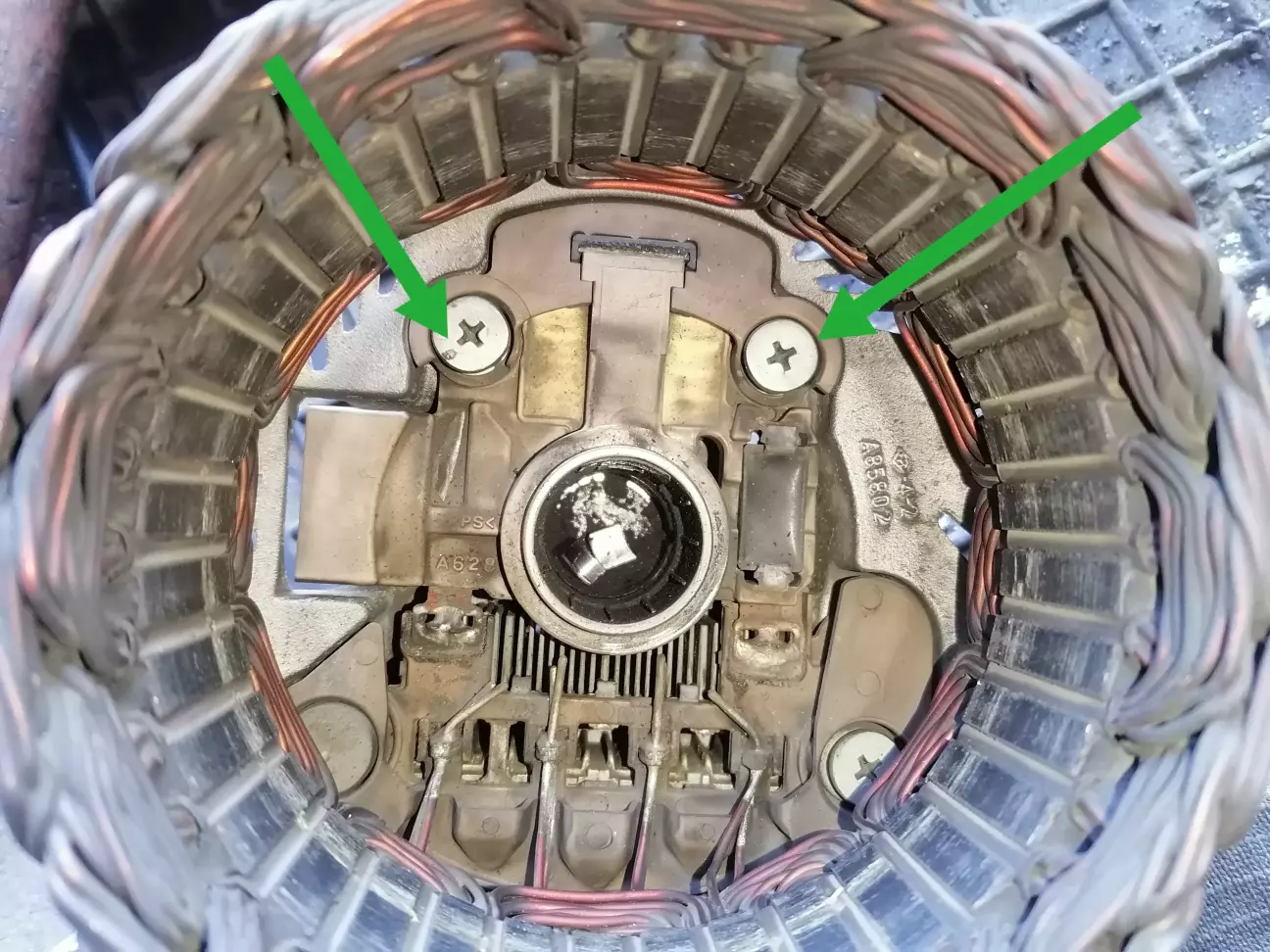 Для того щоб зняти регулятор напруги треба відкрутити 2 болтика. Тут допоможе ударна викрутка. Але стукати треба ніжно