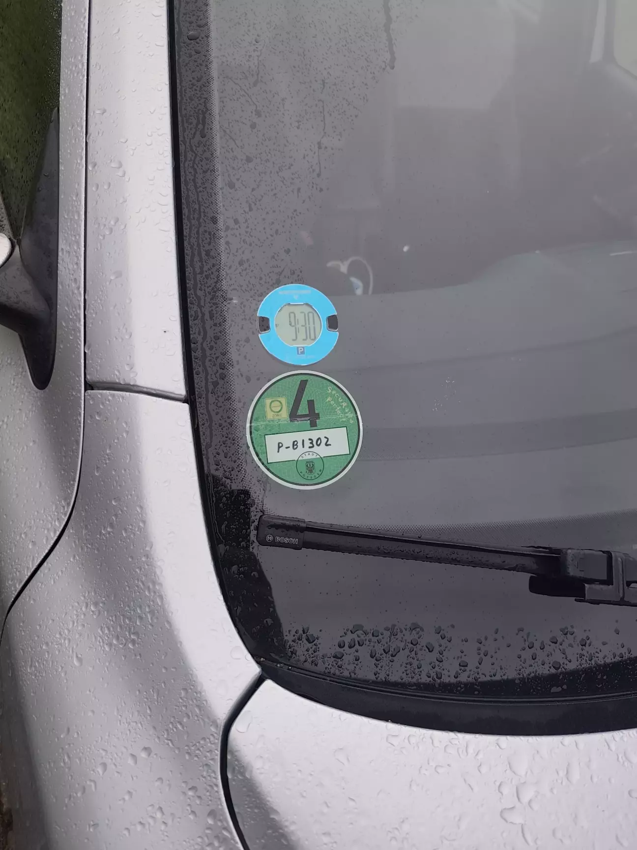 Прикупив автоматичний паркодатчик, ну дуууже зручна прибула, дозволяє економити кошти! Бо мені вже вдалося отримати штраф на 30є!(