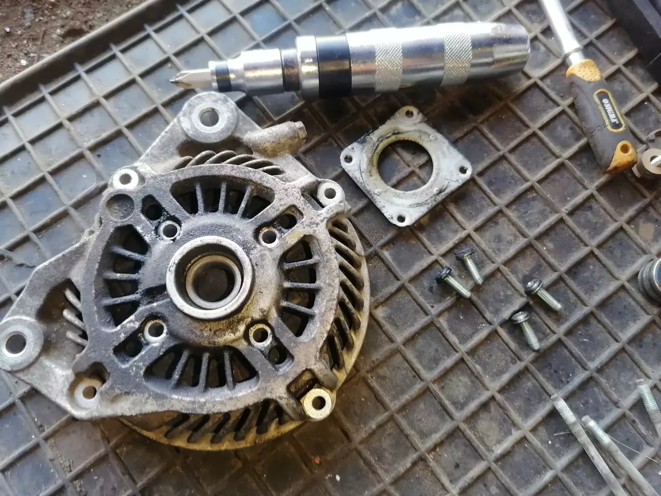 4 болтика без проблем відкручені ударною викруткою.