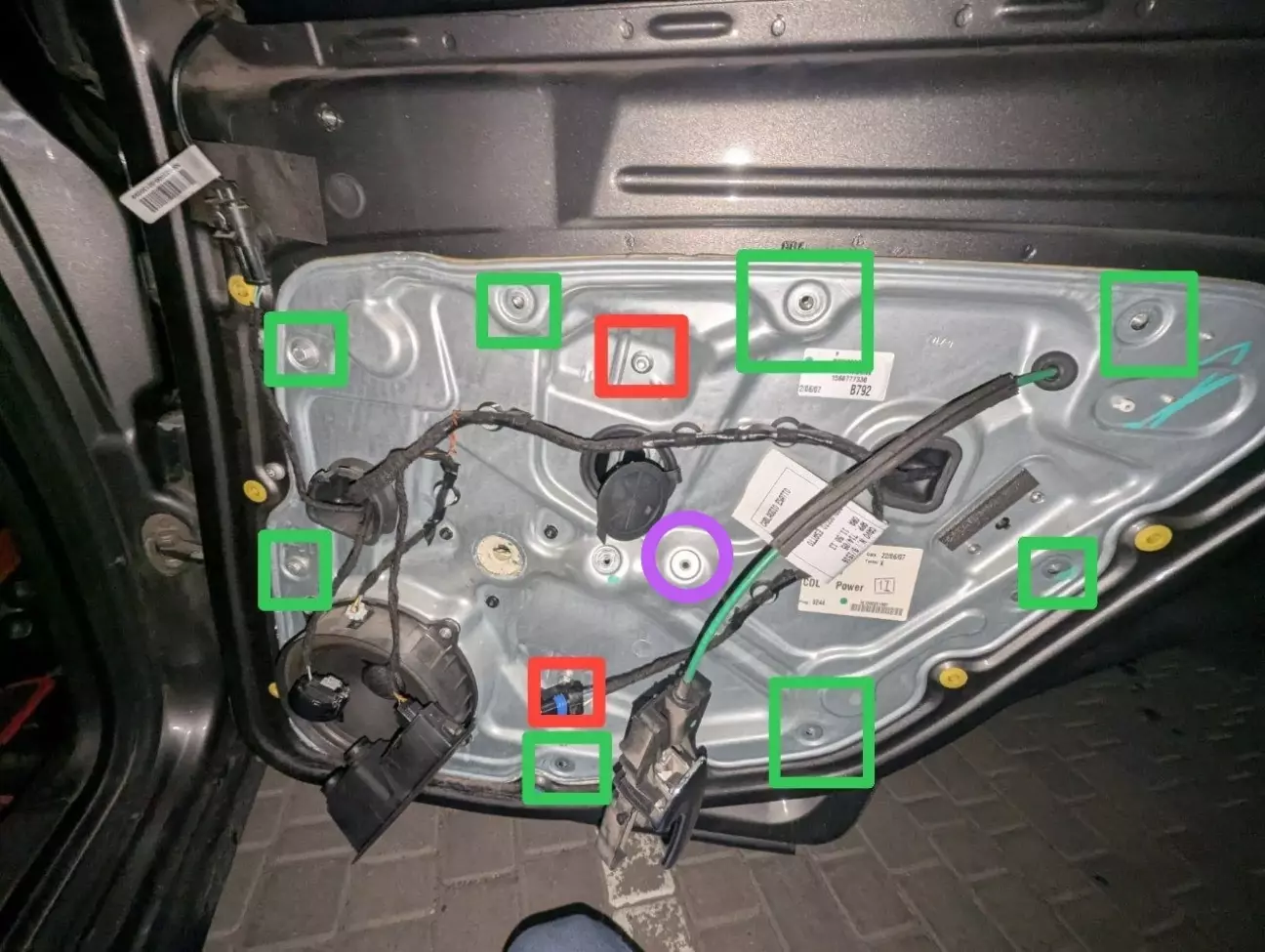 Після цього як бачимо це все. Використовуємо  накидний ключ на 10 та 13. Там де зелене і червоне. Фіолетове для того, щоб розуміли де ті шестигранники були