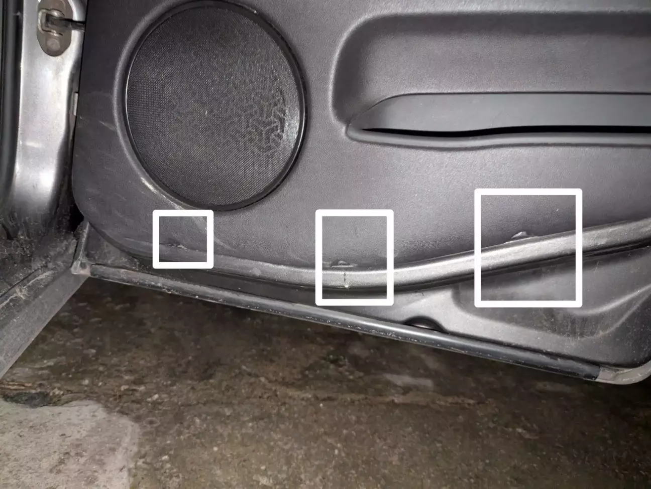 Виконуємо 3 саморізи, хрестовою викруткою