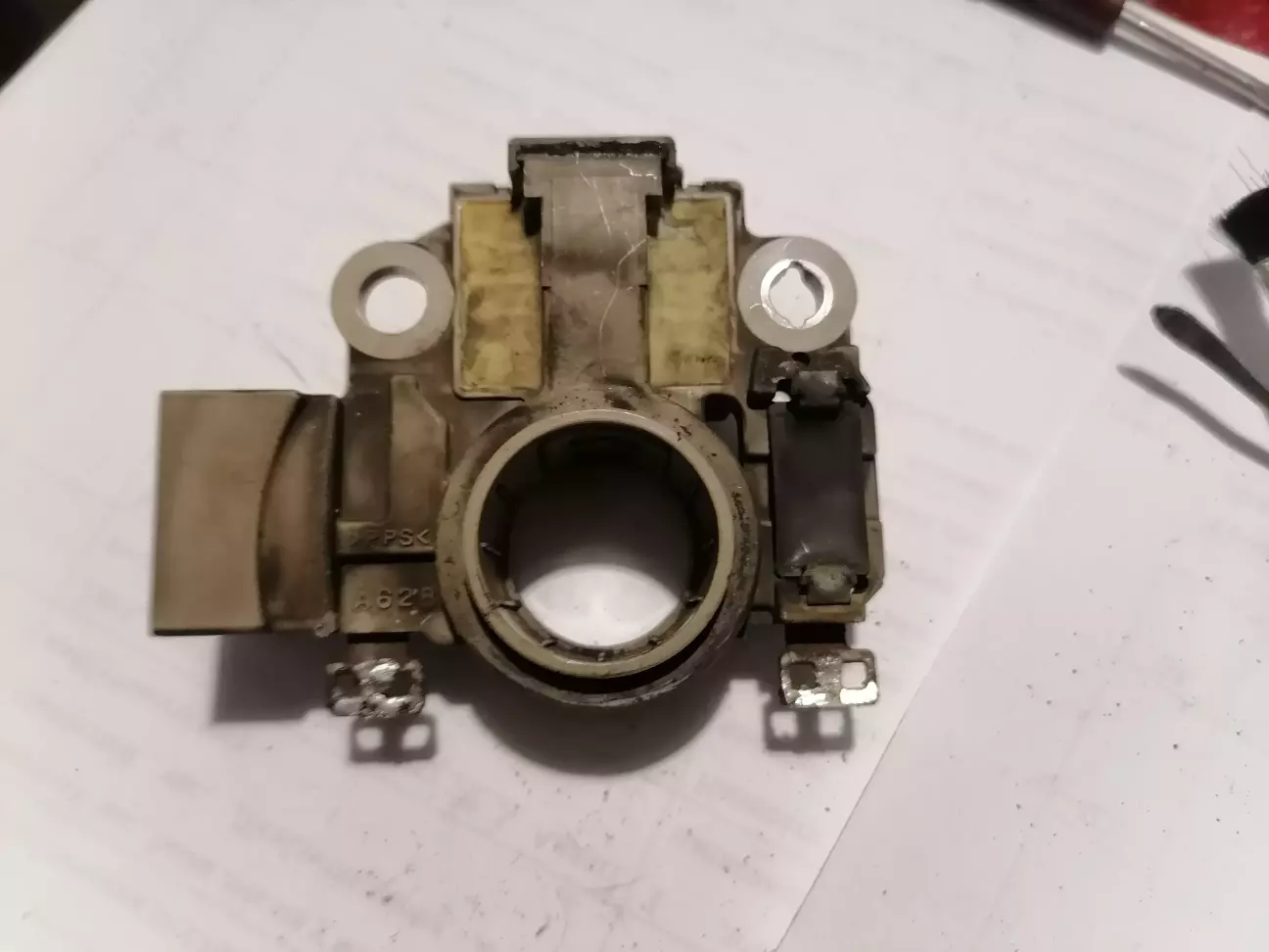 Знімаємо регулятор напруги. Під регулятором є гумове кільце. Не загубіть