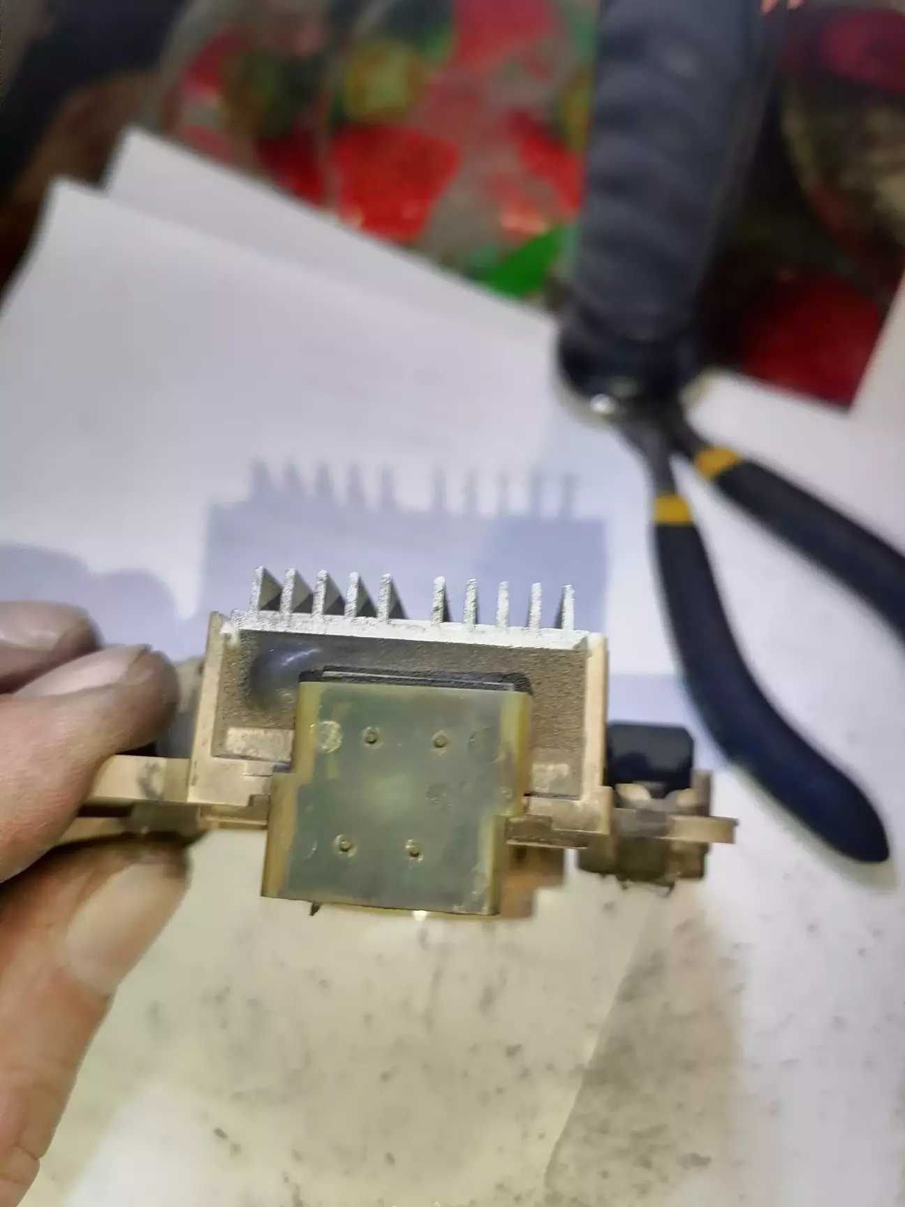 З торца регулятора напруги є заглушка