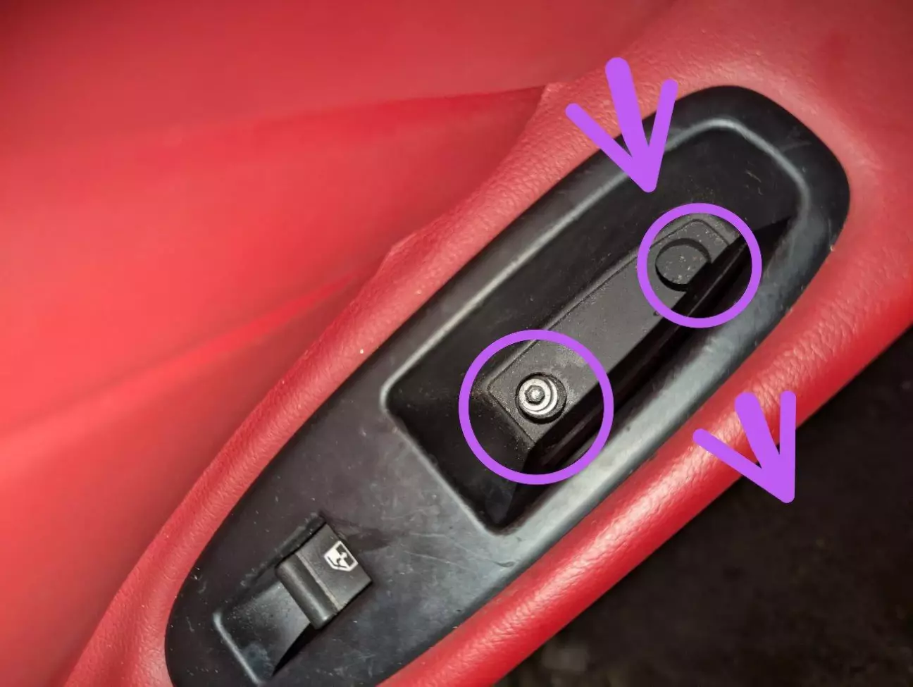 Тут теж є два шестигранника. Один видно на фото,а другий знаходиться за пластмасою склопідіймача. Знімаємо цю пластмасу і побачимо його