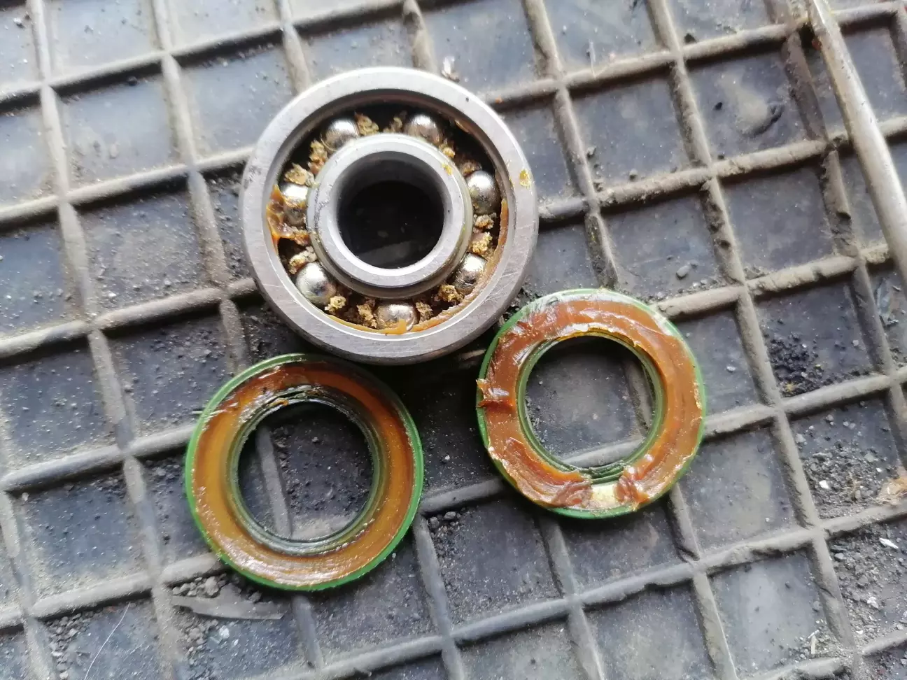 Зовнішній підшипник із залишками мастила, але воно вже сухе. Того і шум