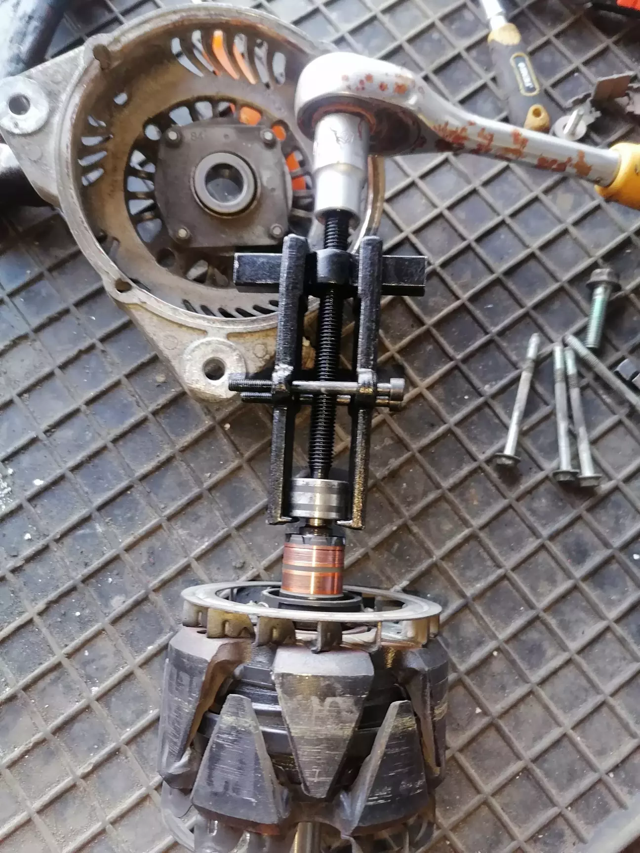 Задній підшипник стягуємо зйомником. Підшипник NTN