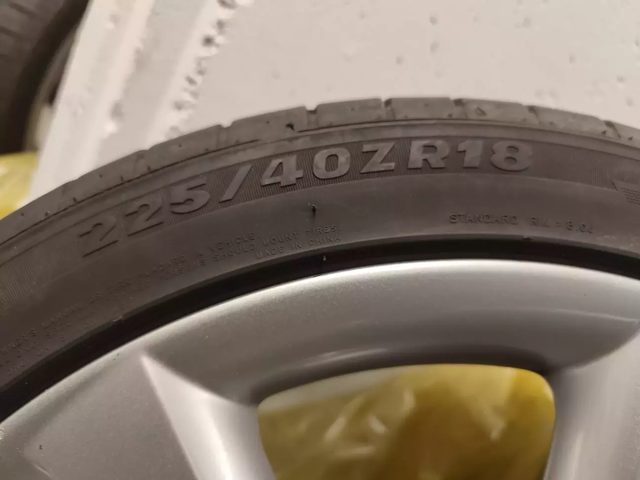 Розмір 225/40 R18