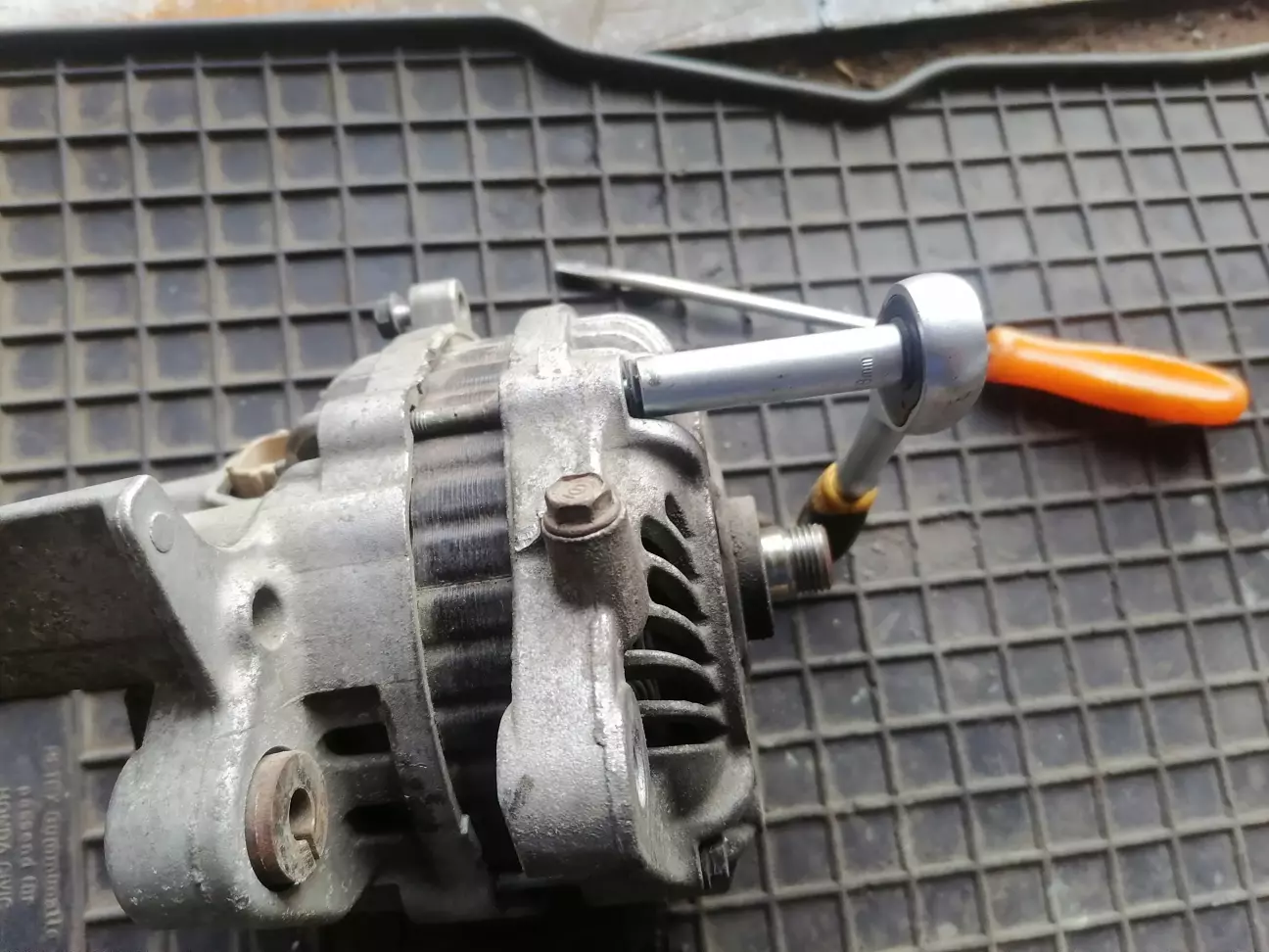 Головкою на 8 відкручуємо 4 шпильки