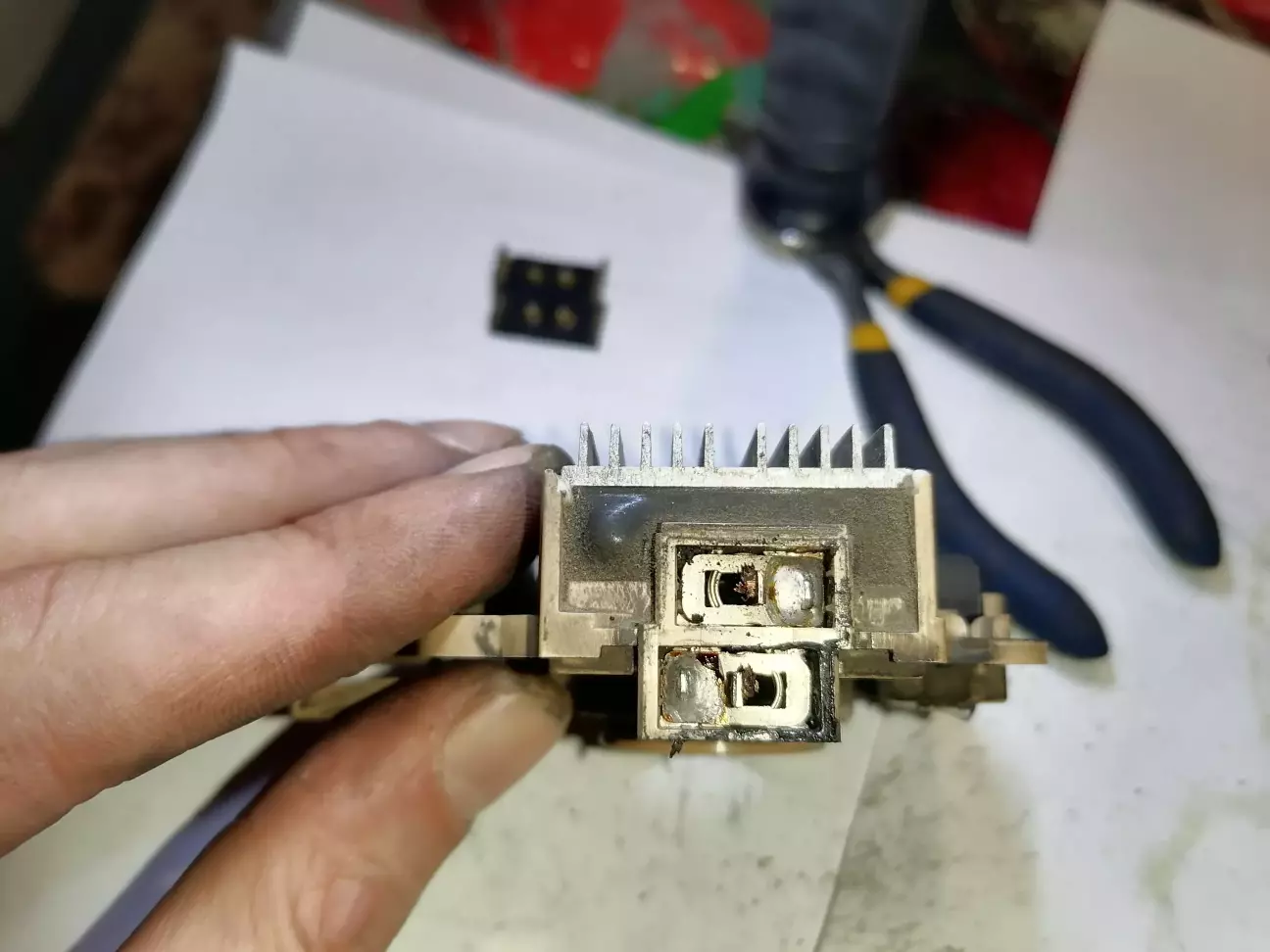 Знімаємо заглушку та бачимо контакти щіток