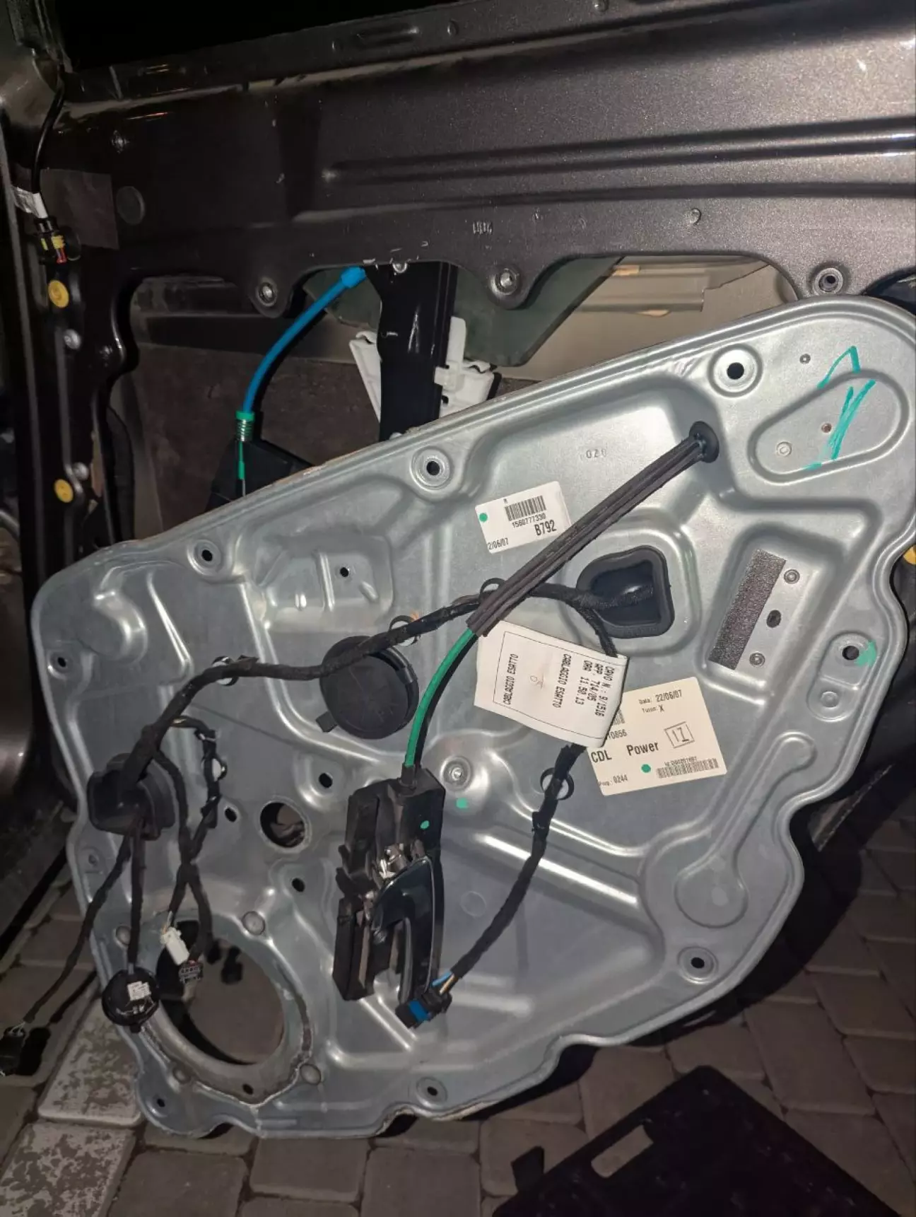 Пластина на герметику,одягаємо рукувиці тканинні і теж тягнемо на себе за отвір динаміка,або як хто хоче.