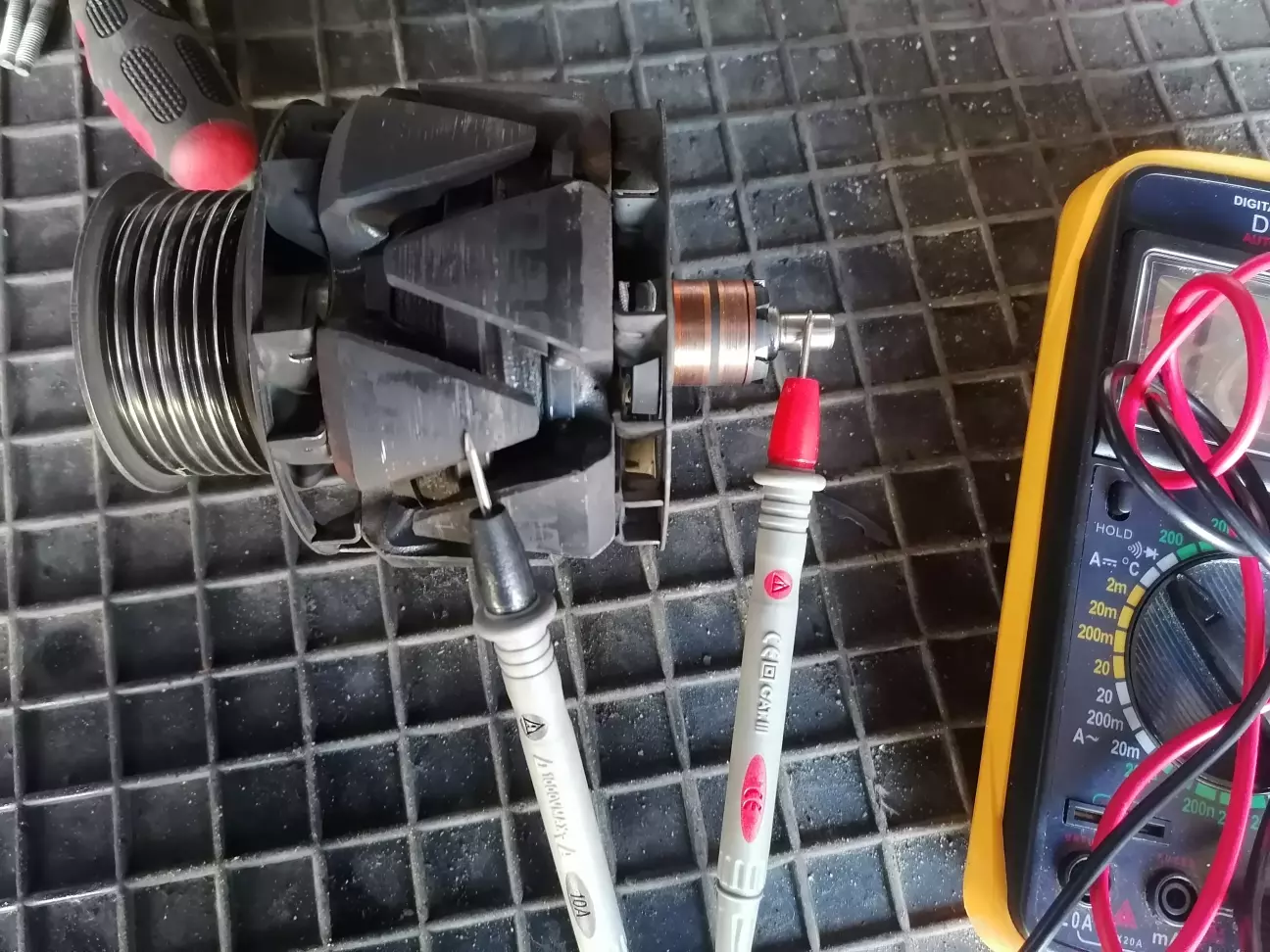 Короткого між полюсом ротора та масою нема.