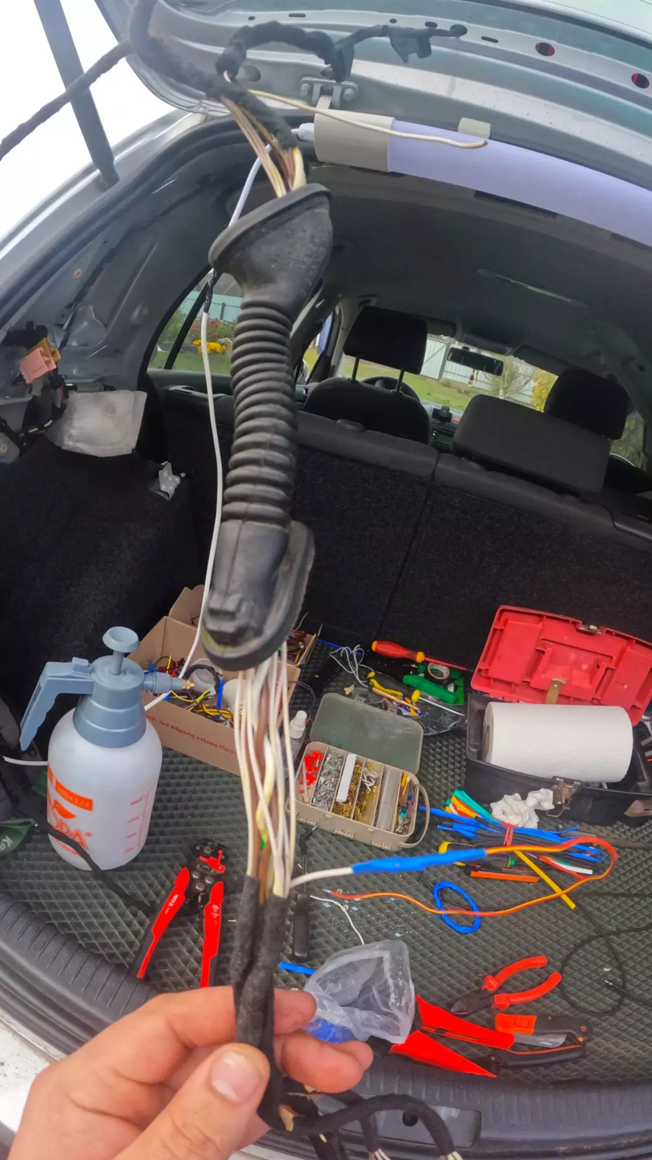 Витягнув весь жгут з кузова і частічно з кришки багажніка!