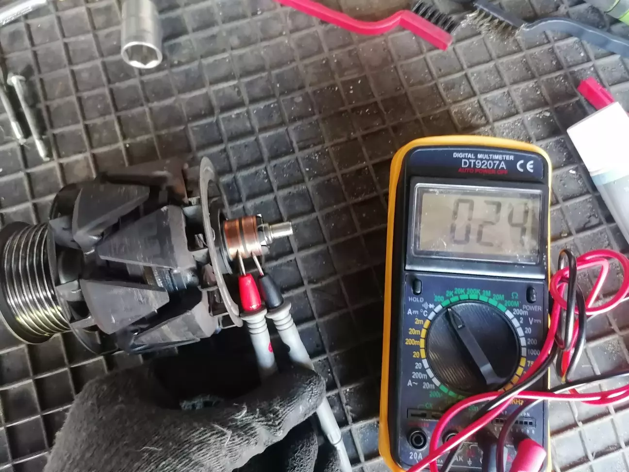 Опір між контактними кільцями 2,4 Ом