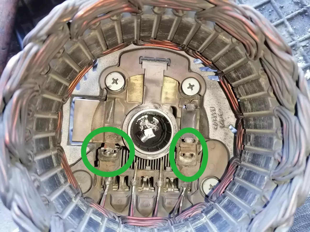 Щоб зняти регулятор напруги випаюємо контакти регулятора.