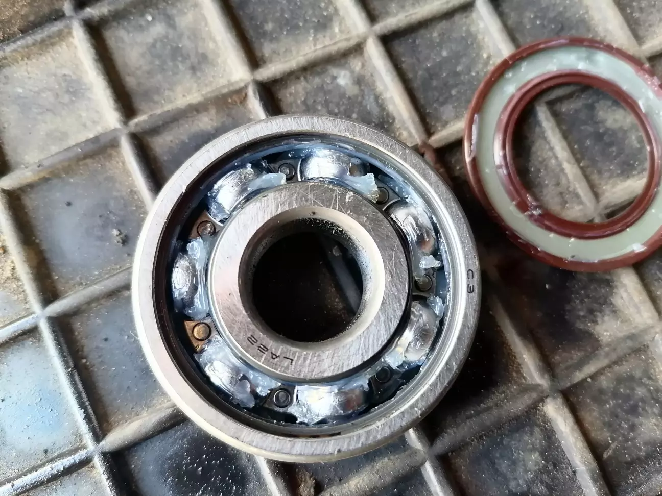 В новому підшипнику NSK навіть мастило є. Але таке, не дуже багато. Треба додати