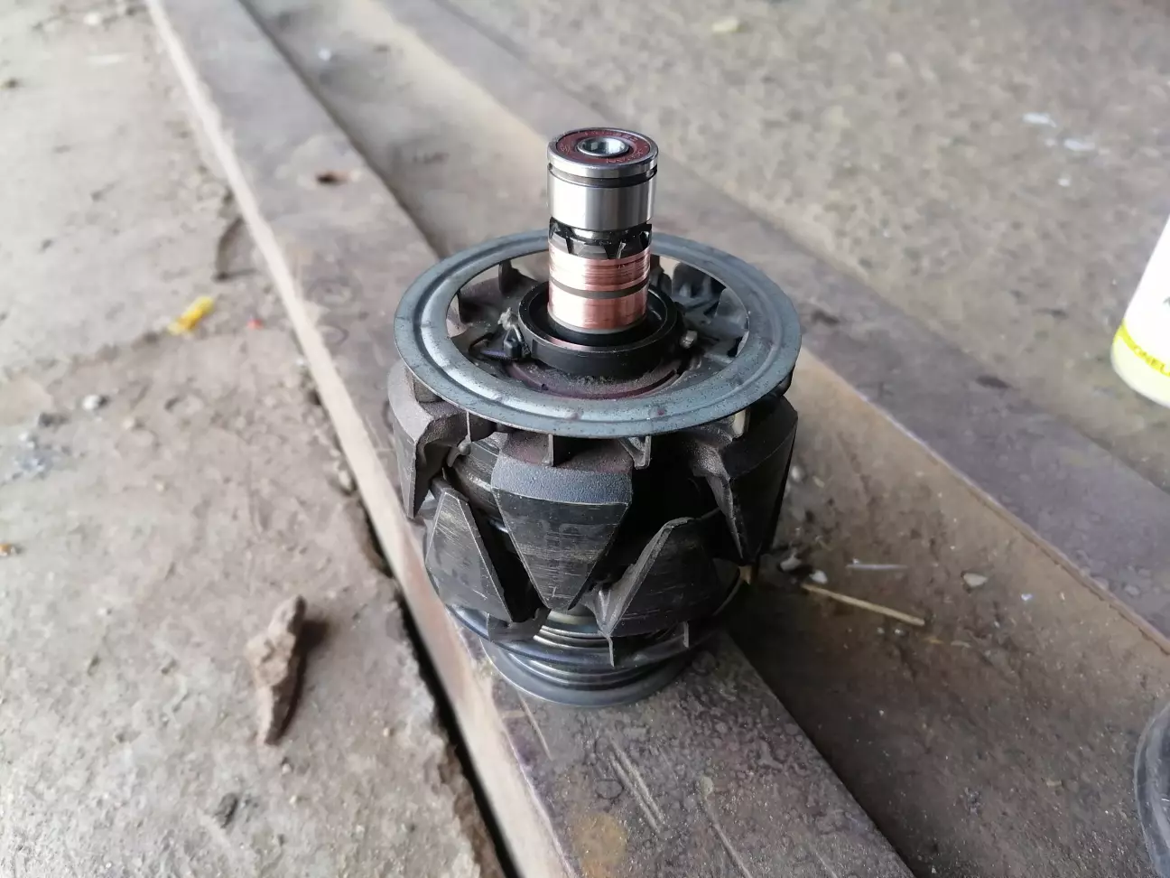 Задній підшипник встановлено. Контактні кільця трошки почухав шкуркою 2500 та очистив від бруду