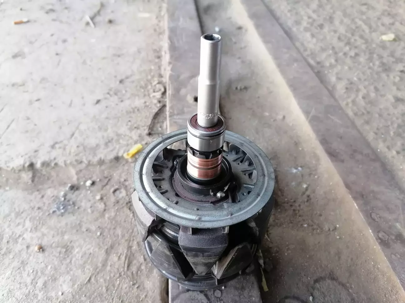 Для встановлення заднього підшипника використовуємо головку на 7