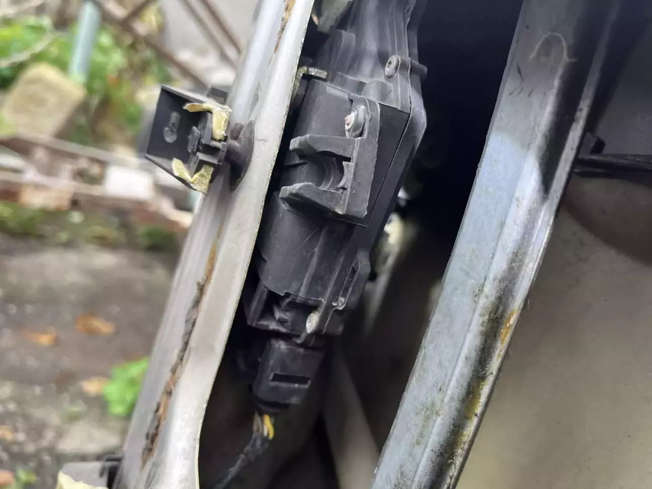 Сам механізм замку в який треба, ще якось зачепитись ))