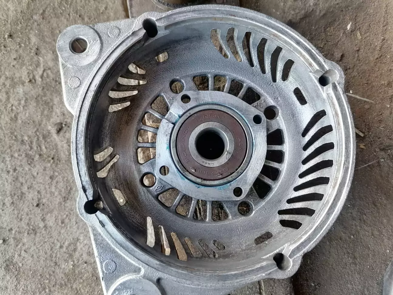 Беремо якусь оправку на 36 або старий підшипник та без фанатизму молоточком заганяємо новий передній підшипник